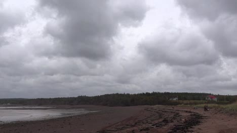 Canadá-Bahía-De-Fundy-Beach-Y-Cielo-Nublado-Time-Lapse-Pan