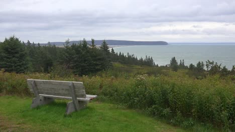 Canadá-Bahía-De-Fundy-Banco-En-La-Colina-Sobre-La-Bahía