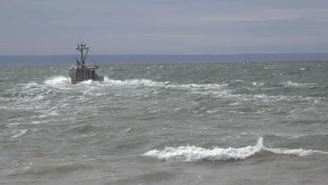 Canadá-Bahía-De-Fundy-Barco-En-Aguas-Turbulentas