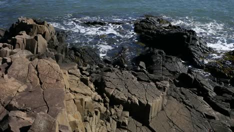 Canadá-Bahía-De-Fundy-Mirando-Hacia-Abajo-En-Las-Rocas