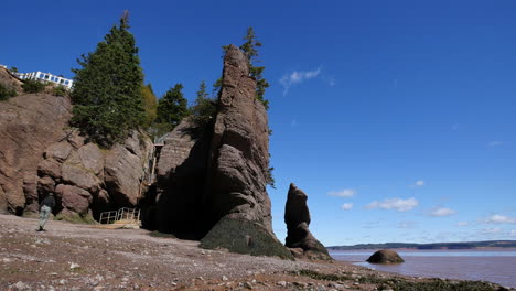 Canada-New-Brunswick-Hopewell-Rocks-Man-At-Escape-Ladder