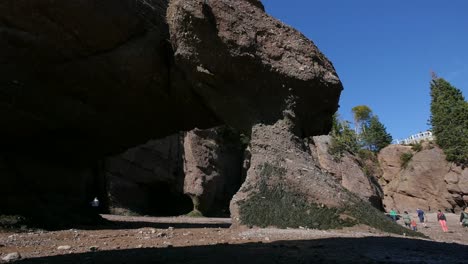 Canada-New-Brunswick-Hopewell-Rocks-With-Tourists