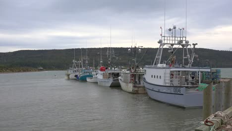 Canada-Nova-Scotia-New-Yarmouth-High-Tide-Boats-Docked-Under-Cloudy-Sky