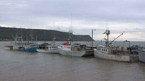 Canada-Nova-Scotia-New-Yarmouth-High-Tide-Row-Of-Fishing-Boats