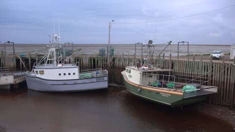 Canadá-Nueva-Escocia-Nueva-Marea-Baja-De-Yarmouth-Bonito-Barco-Con-Casco-Verde