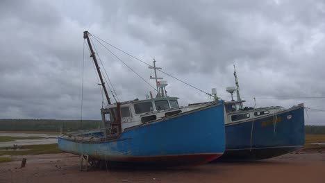 Kanada-Nova-Scotia-Blaue-Boote-Bei-Ebbe