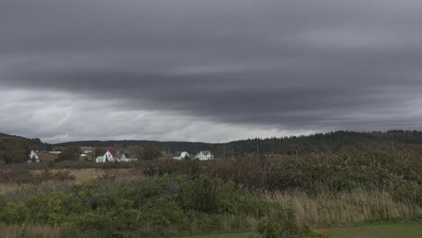 Kanada-Nova-Schottland-Häuser-Und-Dunkle-Himmelspfanne