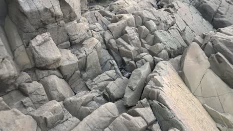 Kanada-Nova-Scotia-Zoomt-Aus-Durcheinandergeworfenen-Felsen-Heraus