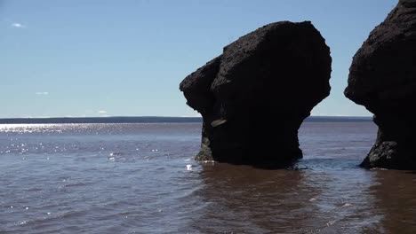 Kanada-Schwenkt-Zu-Felsen-Bei-Hopewell-Rocks