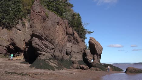 Kanada-Leute-Steigen-Treppen-Bei-Hopewell-Rocks-Hinunter