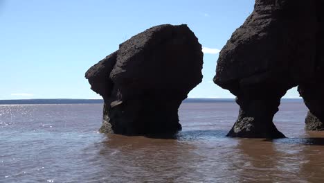 Kanada-Gezeiten-Mit-Felsen