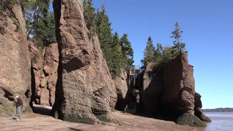 Kanada-Kippt-Durch-Fluchtleiter-Bei-Hopewell-Rocks