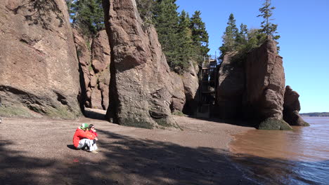 Kanada-Frauen-Sitzen-Am-Strand-Von-Hopewell-Rocks