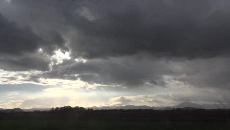 Oregon-Dunkle-Wolken-Und-Vögel-über-Dem-Feld