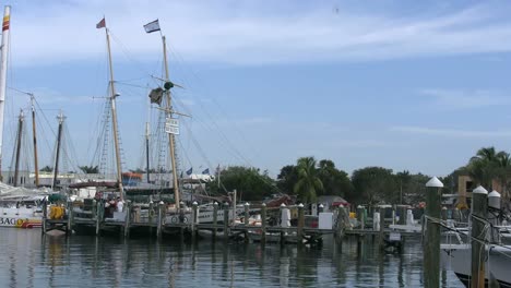 Florida-Key-West-Hafen-Mit-Segelbootmasten