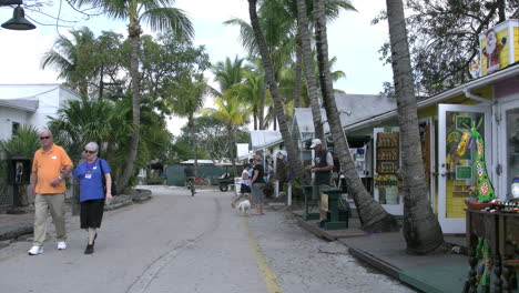 Florida-Key-West-Tiendas-Con-Hombre-En-Bicicleta