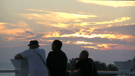 Florida-Key-West-Turistas-Viendo-La-Atardecer