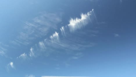 Große-Höhe-Bewölkt-Stutenschwänze-Mit-Einem-Kleinen-Flugzeug