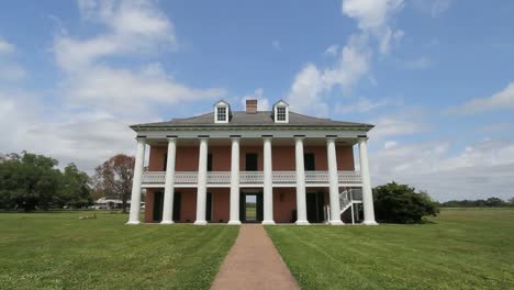 Louisiana-Chalmette-Plantación-Estilo-Casa-Lapso-De-Tiempo-Nubes