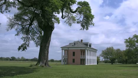 Casa-De-Estilo-Plantación-Louisiana-Chalmette-Con-árbol