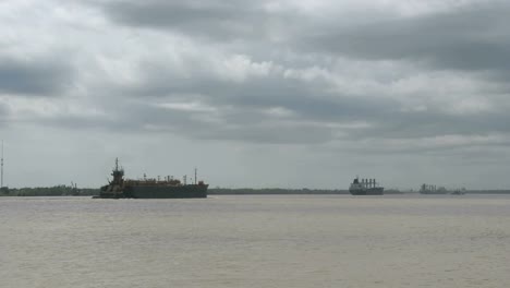 Louisiana-Mississippi-River-Ships-Crusing