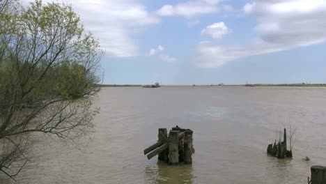 Louisiana-Mississippi-Río-Tug-Boat-And-Barge-Zoom-Out