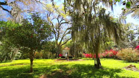 Louisiana-Rosedown-Plantation-Gardens-Springbrunnen-Und-Gartenhaus