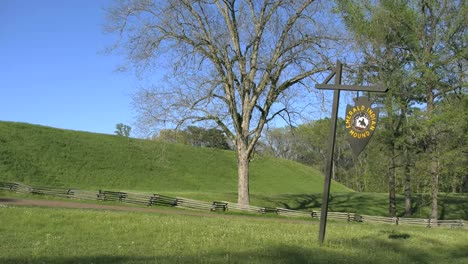 Mississippi-Smaragdhügel-Mit-Schild