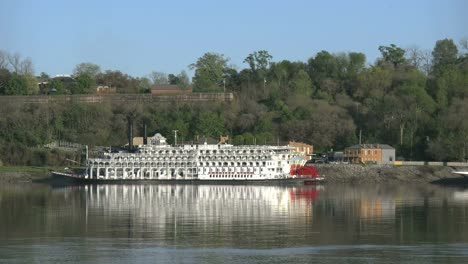 Mississippi-Natchez-Steamboat-En-Debajo-De-La-Colina