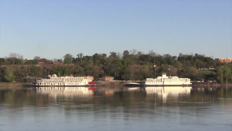 Misisipi-Barcos-En-El-Río-Natchez-Debajo-De-La-Colina-Acercar