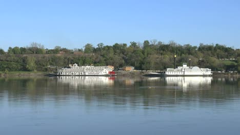 Mississippi-Fluss-Mit-Zwei-Booten