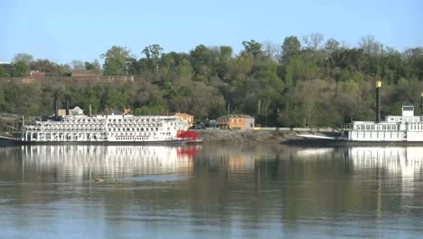 Mississippi-Río-Zoom-From-Natchez-Under-The-Hill