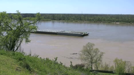 Mississippi-Vicksburg-Barge-Coming-Up-River-Time-Lapse