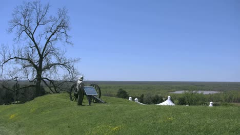 Mississippi-Vicksburg-Schlachtfeldkanone-Inspiziert-Von-Touristen-4k