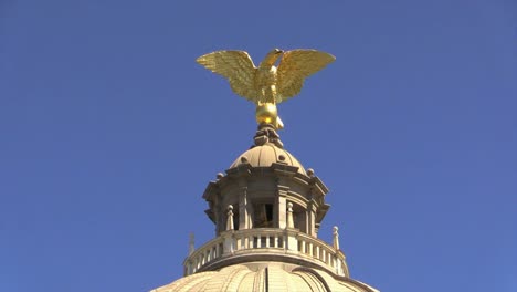 Mississippi-Statehouse-águila-Real-Contra-El-Cielo-Azul