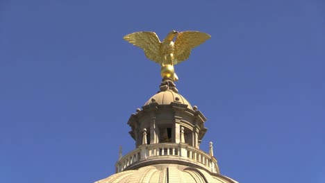 Mississippi-Statehouse-Steinadler-Gegen-Blauen-Himmel