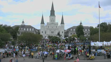 New-Orleans-Französisches-Viertel-Kathedrale-Und-Menschenmassen-Cathedral