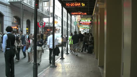 New-Orleans-French-Quarter-Abend-Menschenmenge-Auf-Der-Straße-Leitartikel