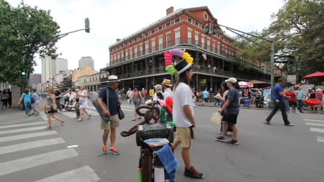 Vendedor-Y-Turistas-Del-Barrio-Francés-De-Nueva-Orleans