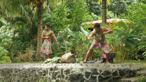 Amerikanisch-Samoa-Ein-Tourist-Fotografiert-Samoanische-Männer,-Die-Einen-Tanz-Vorführen