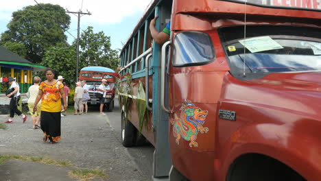 Amerikanisch-samoa-Bunter-Bus-Bewegt-Sich