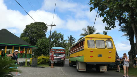 Samoa-Americana-Coloridos-Autobuses-Amarillo