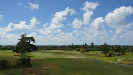 Campo-De-Golf-De-Samoa-Americana-Y-Nubes