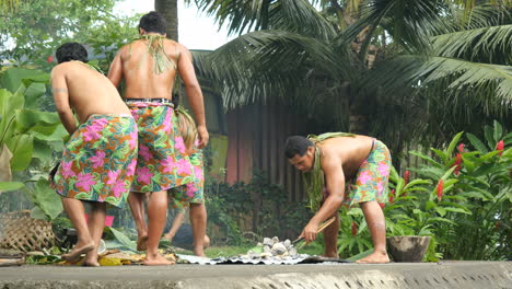 Amerikanisch-samoa-Dorfmänner-Kochen