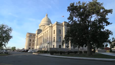 Arkansas-Capitol-Building-Mit-Baum
