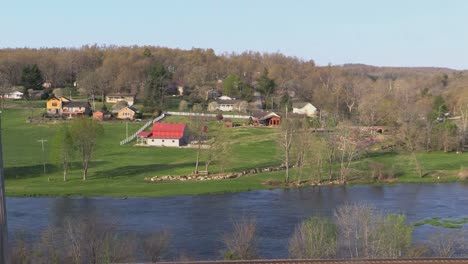 Arkansas-Landschaft-Am-Hübschen-Frühlingsfluss