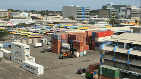 Fidschi-Suva-Bewegt-Fracht-Auf-Dock