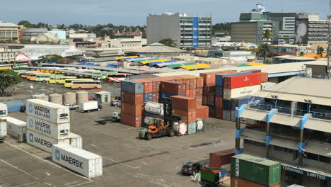 Fiji-Suva-Moviendo-Carga-En-El-Muelle