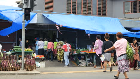Fidschi-Suva-Leute-Gehen-Auf-Einen-Markt-Zu