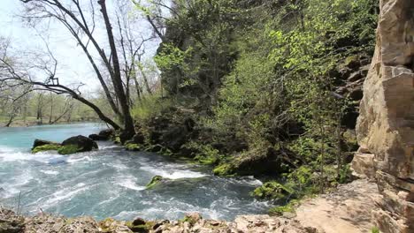 Missouri-Current-River-Bei-Großer-Quelle-Jenseits-Des-Felsvorsprungs